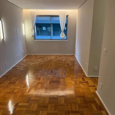 Raspagem de tacos em mosaico losango em quarto com iluminação moderna