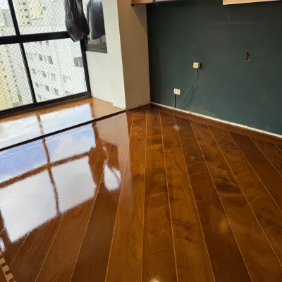 Restauração de piso de madeira em tábua corrida, ambiente com parede azul
